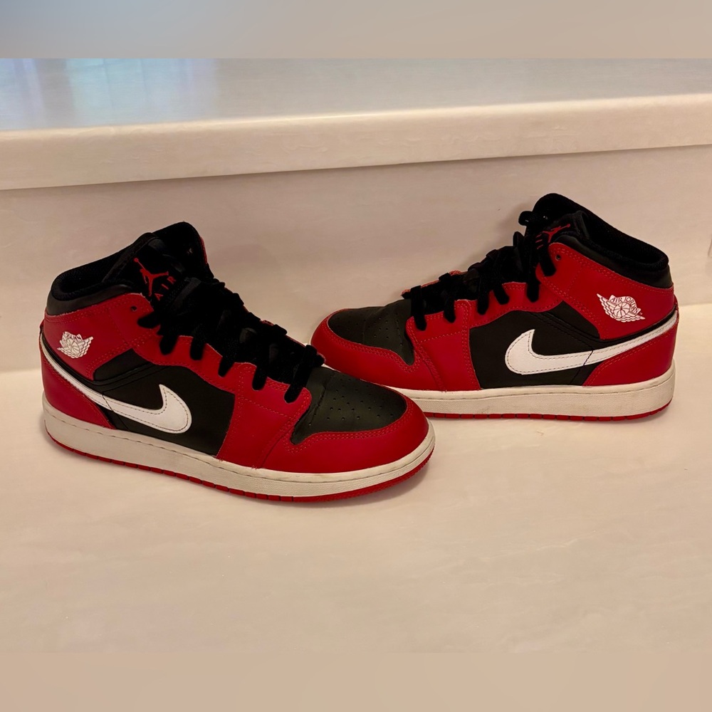 Nike Air Jordan 1 Mid size 7Y Red Black